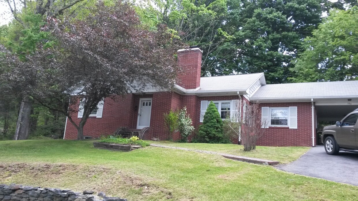 Primary Photo - 186 Eastbrook Dr