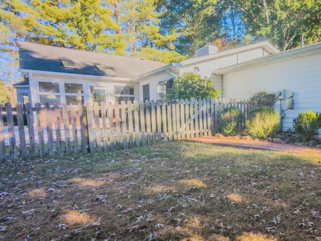 Foto del edificio - 122 Maxwell Dr