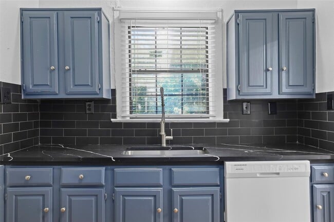 Building Photo - 4037-4039 Roswell St