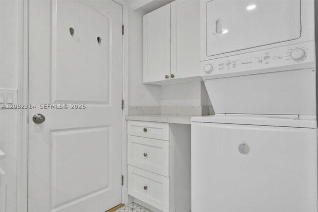 Foto del edificio - 520 Brickell Key Dr