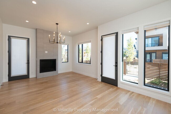 Building Photo - M713