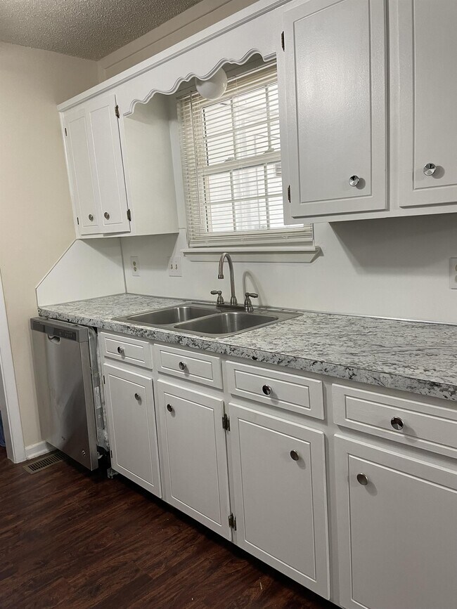 Foto del edificio - 1208 Essex Ln