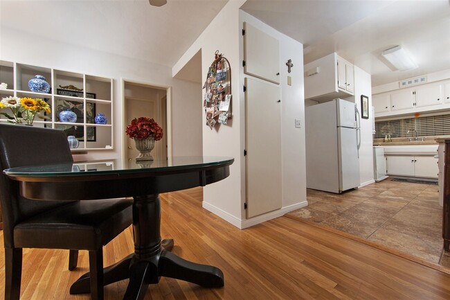 Foto del edificio - Bright 2BR/1.5BA Condo in Prime La Mesa Vi...
