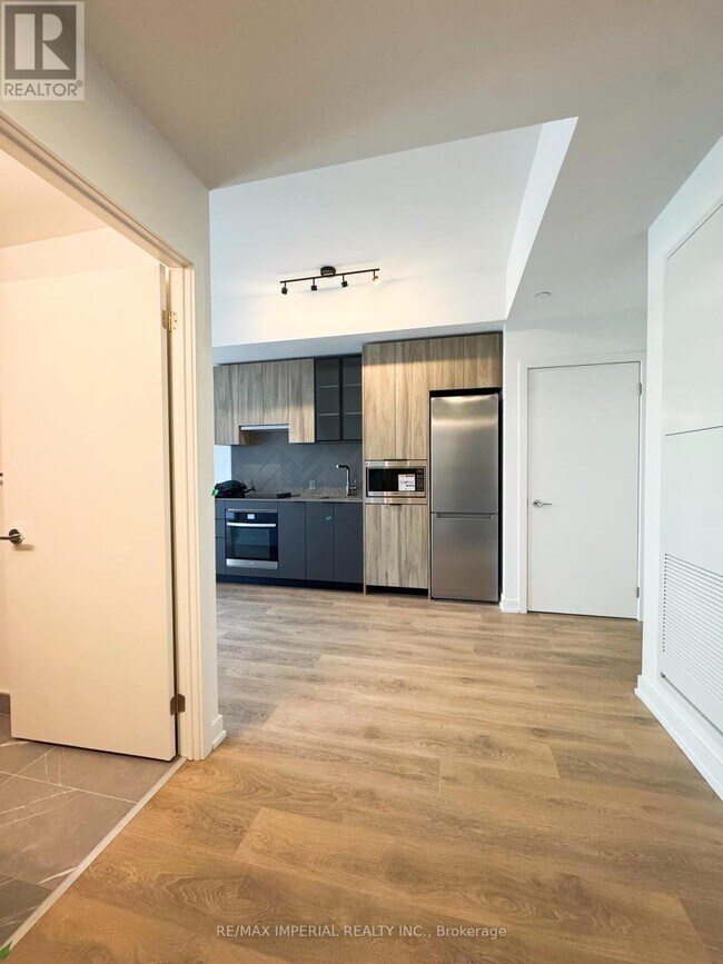 Photo du bâtiment - 1037 The Queensway