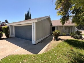 Building Photo - 907 E Oakridge Ave