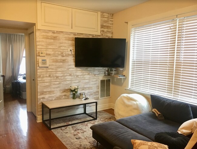 Building Photo - 3433 N Lakewood Ave