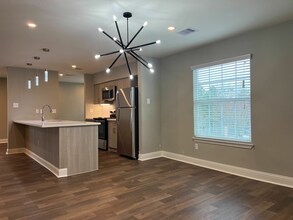 Building Photo - Woodway Garden Townhomes