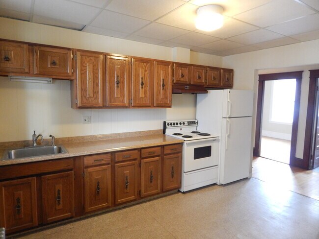 Kitchen - 171 College St