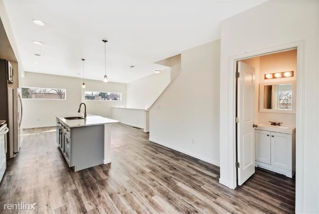 Building Photo - 4 br, 4 bath Apartment - 5070 E Donald Ave