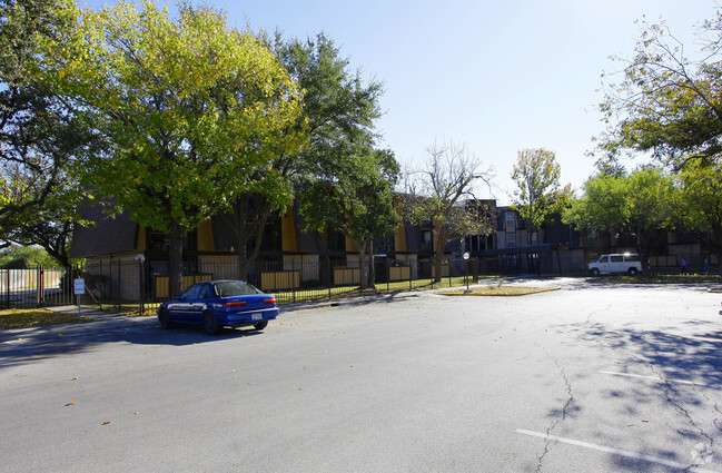 Building Photo - WALNUT MANOR SA APTS