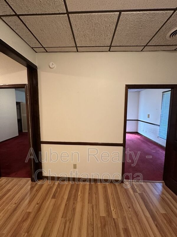 Building Photo - 504 E Valley Rd