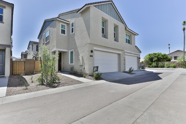 Building Photo - 1107 W Diamondback Dr