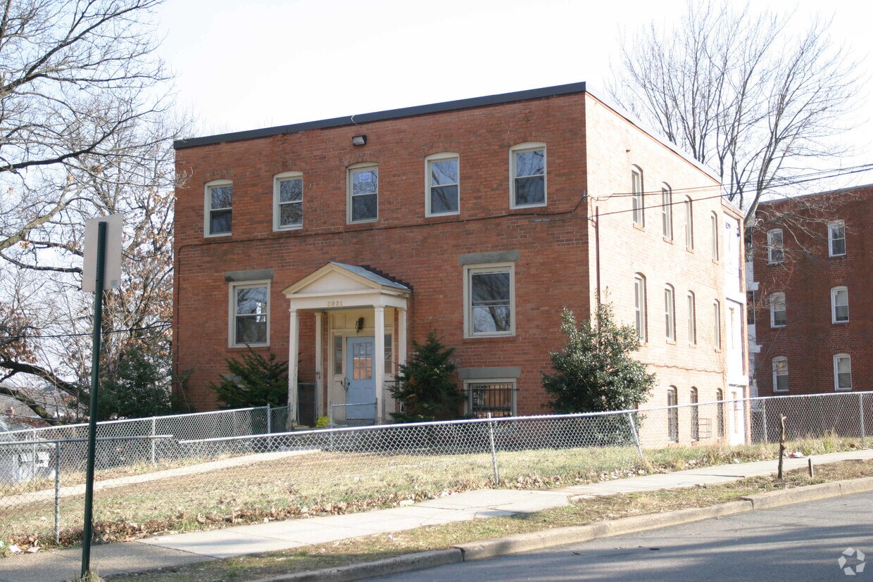 Building Photo - 3031 Buena Vista Ter SE