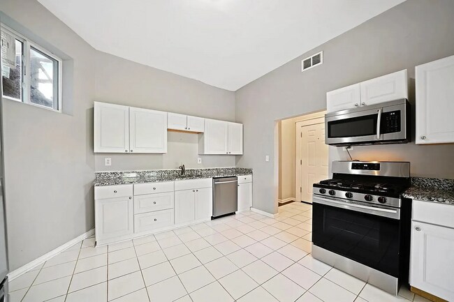 Foto del edificio - Charming 2-Bed Oasis on Augusta Blvd: Your Perfect Urban Retreat in Chicago!
