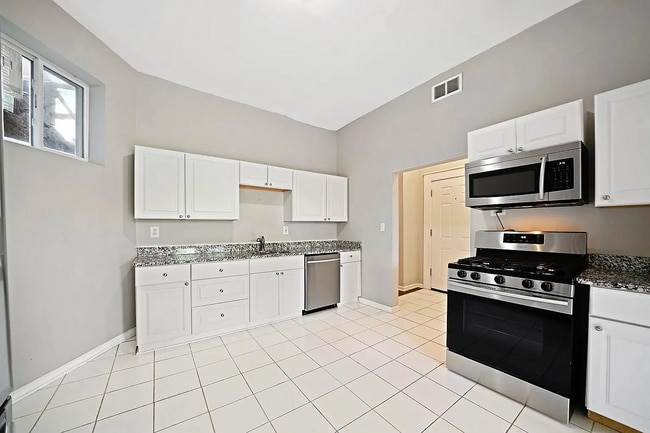 Building Photo - Charming 2-Bed Oasis on Augusta Blvd: Your Perfect Urban Retreat in Chicago!