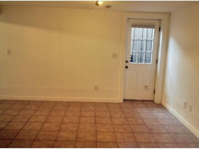 Foto del edificio - Charming 4BR House in Edgewater