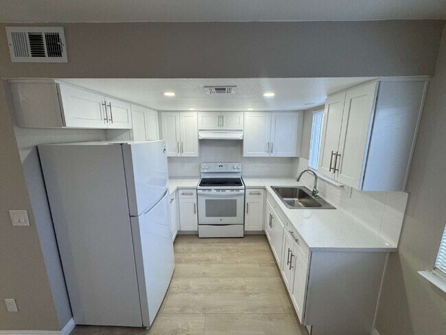 Foto del edificio - Beautifully Remodeled 2-Story Unit!