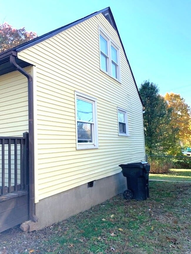 Building Photo - Cape Cod on Clay Mills Road!   251104