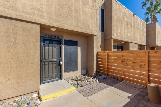 Foto del edificio - 2 Bedroom townhouse