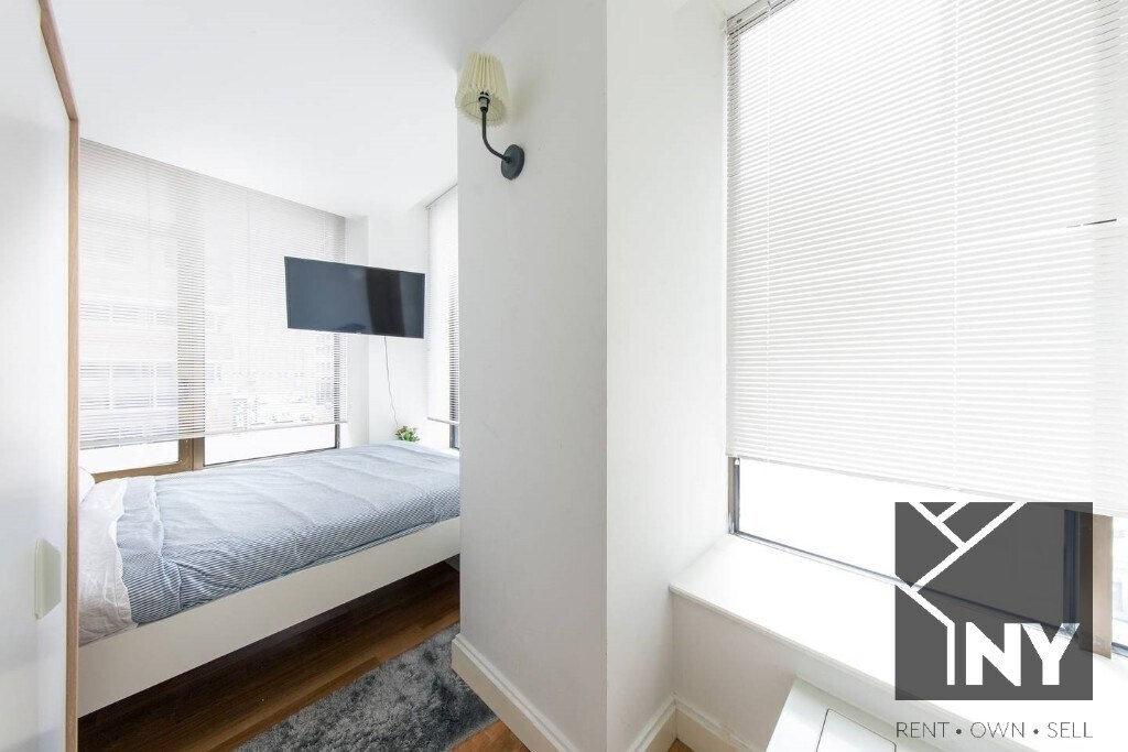 Primary Photo - Spacious Conv 3 - - Wall2Wall Windows - - ...