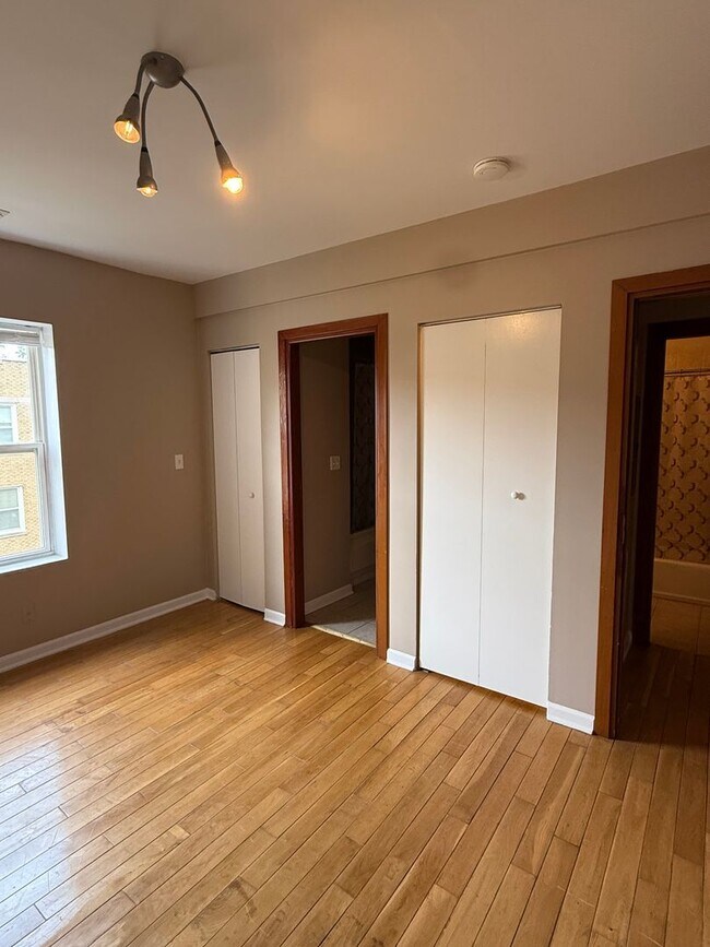 Foto del edificio - 3 Bedroom 2 Bath Apartment in Rogers Park