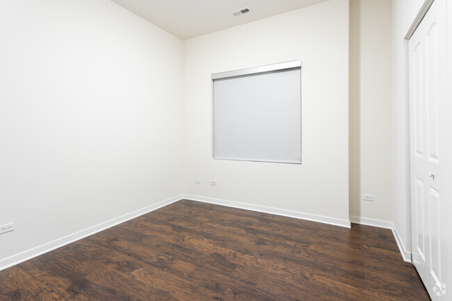 2BR,2BA,1400SF - 4015 N Narragansett Ave