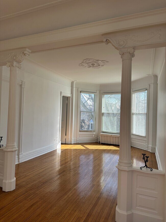 Building Photo - 3648 N Greenview Ave