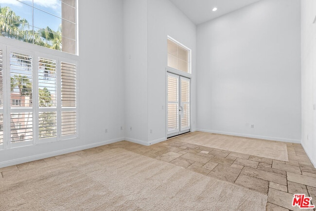 Building Photo - 5831 Seawalk Dr