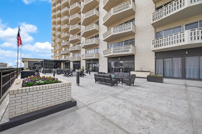 Building Photo - 2016 Main St