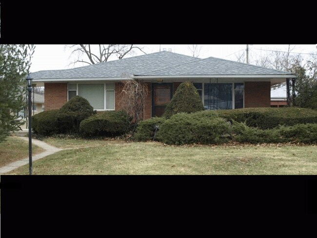 Foto del edificio - 704 Fairlawn Dr