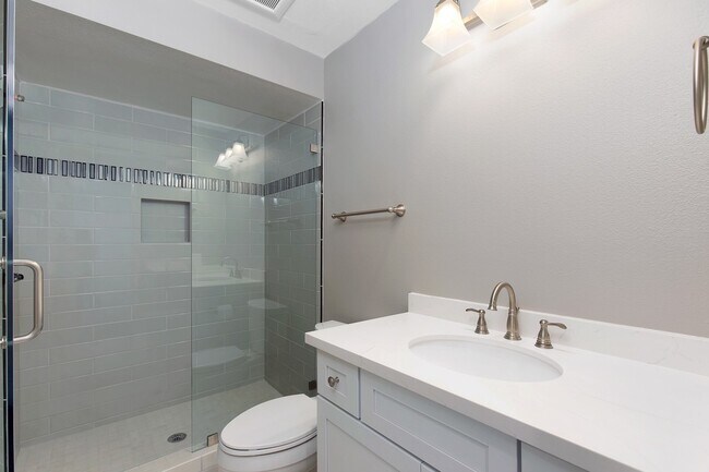 Foto del edificio - Lake and Golf Course View- Remodeled Condo w/ 2 Car Garage!