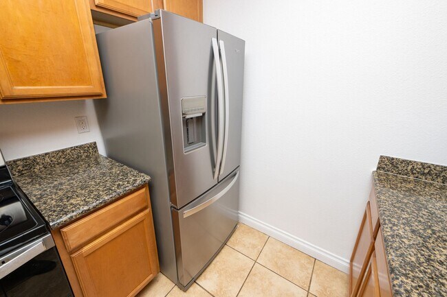 Foto del edificio - MOVE IN SPECIAL! $750 off first month rent! 2BR/1.5BA Condo! 2 parking spaces