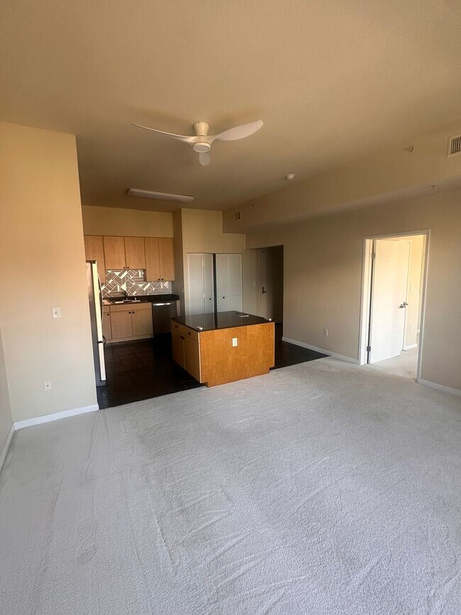 Foto del edificio - 1BR High-Rise with Balcony & Views