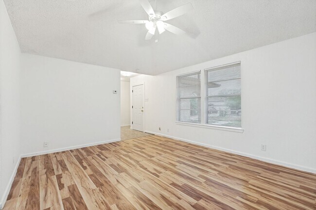 Foto del edificio - 3-BEDROOM HOME IN LOMA PARK
