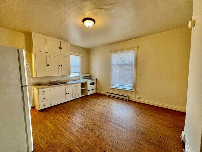 Foto del edificio - 323 Whiteriver Ave