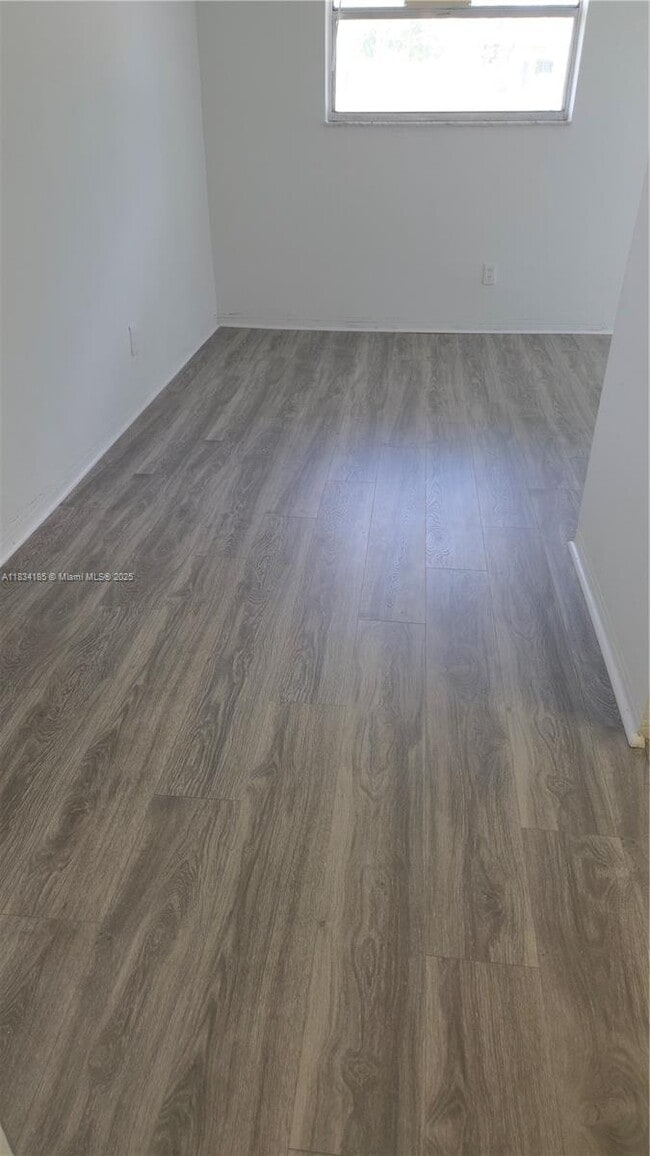 Foto del edificio - 502-504 Phippen Waiters Rd