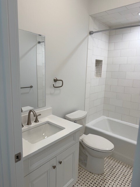 secondary full bathroom - 2 Dearfield Dr