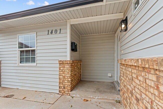 Building Photo - 1401 SW 64th St