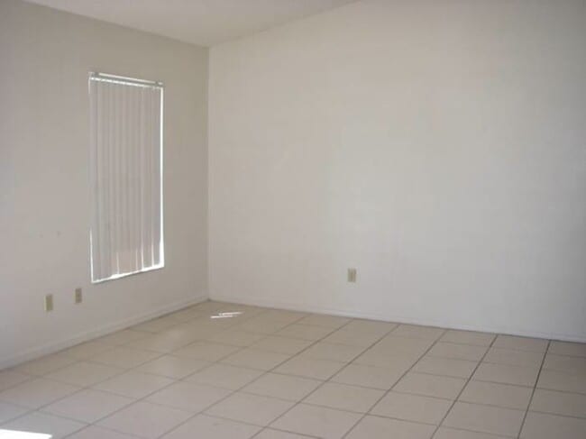 Building Photo - MOVE IN NOW! Orlando- off Dean Rd-2BR/2BA Duplex with fenced in yard. Lawn care included!!Has was...