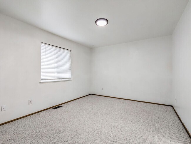 Foto del edificio - Move in Ready 3bed 2 bath rambler duplex w...
