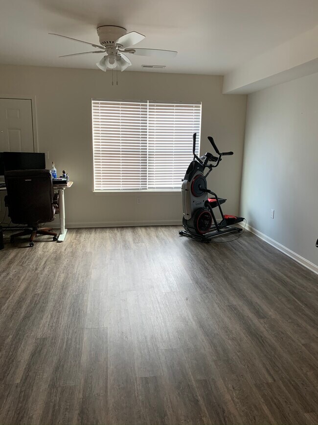 Sala de estar - 1112 King Arthur Ln