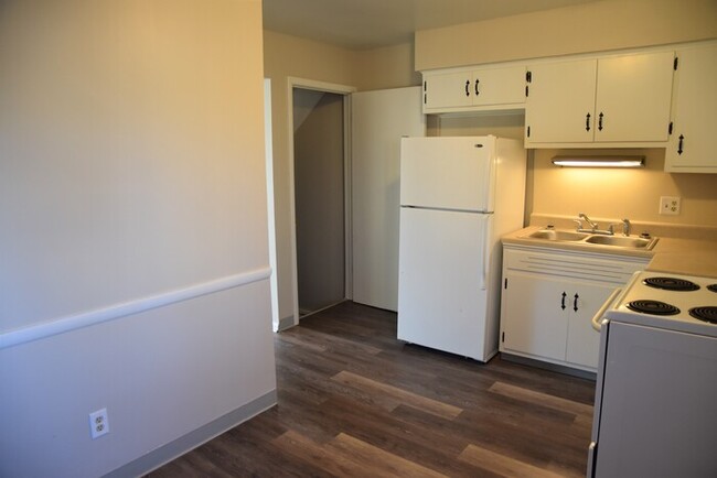 Building Photo - 1182 B Sanborn Place