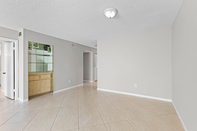 Building Photo - 9270 Vista Del Lago