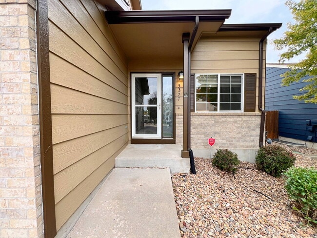 Building Photo - Available 09/01/26; Saddle Rock Ridge! Soaring Ceilings, Generous Square Footage, Fenced Backyard...