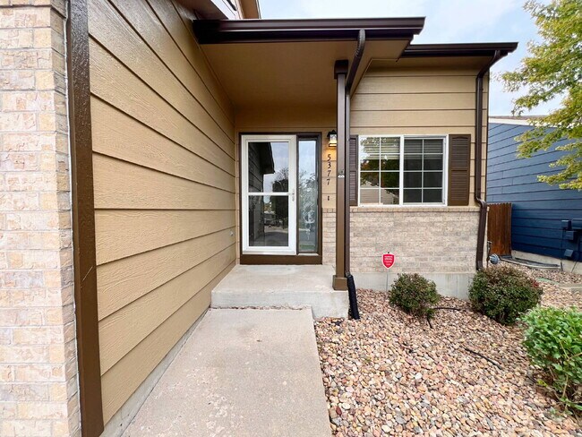 Foto del edificio - Available 09/01/26; Saddle Rock Ridge! Soaring Ceilings, Generous Square Footage, Fenced Backyard...