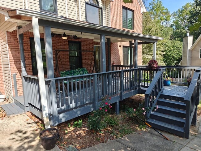 Building Photo - 925 Dogwood Park Dr