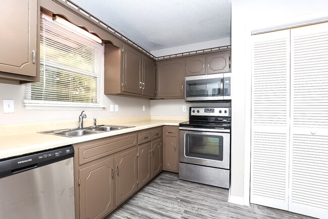 Building Photo - 573 Brady Dr