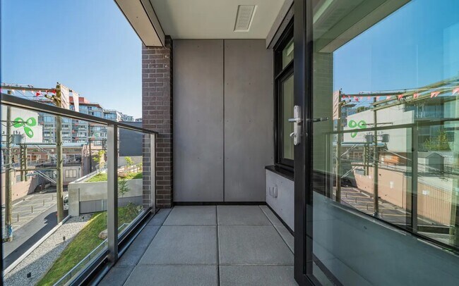 Photo du bâtiment - 210 E 5th Ave