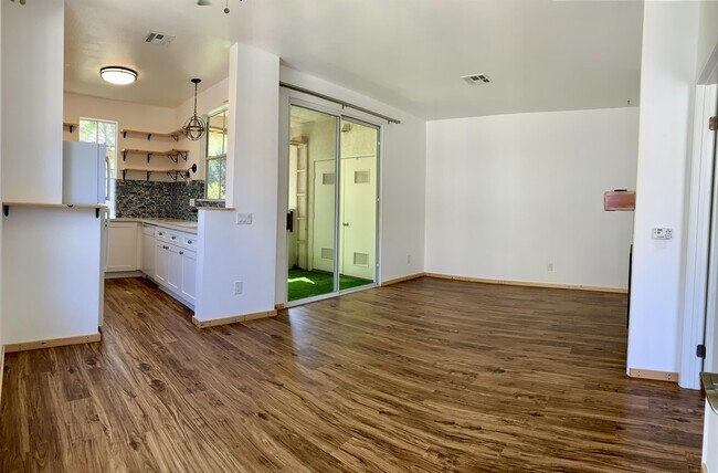 Foto del edificio - 10864 Sabre Hill Dr