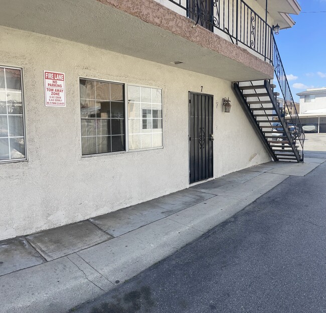 Building Photo - 921 Carob Way